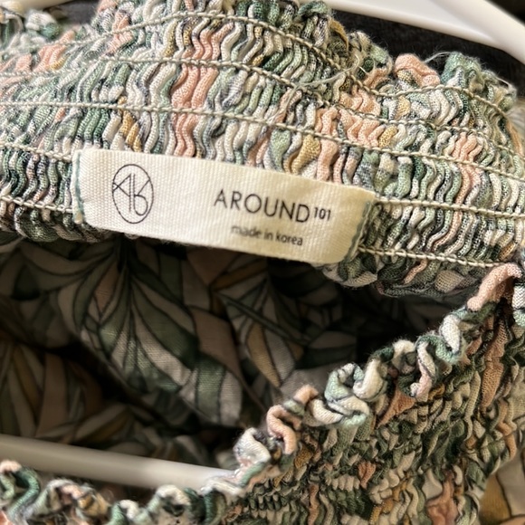 Pretty tropical 🌴 top / can wear off-shoulder style - Picture 5 of 6